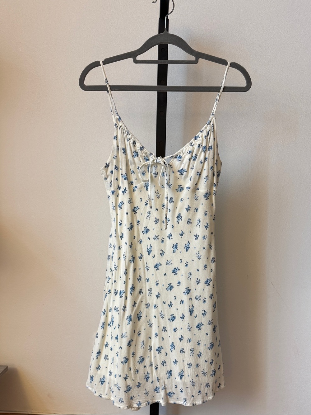 Forever 21 DITSY FLORAL CUTOUT MINI DRESS Size S - Picture 3 of 5